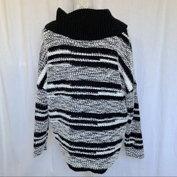 Calvin Klein // Black, White Textured Sweater Cape Sz Small/Medium Wk1 - Picture 4 of 9